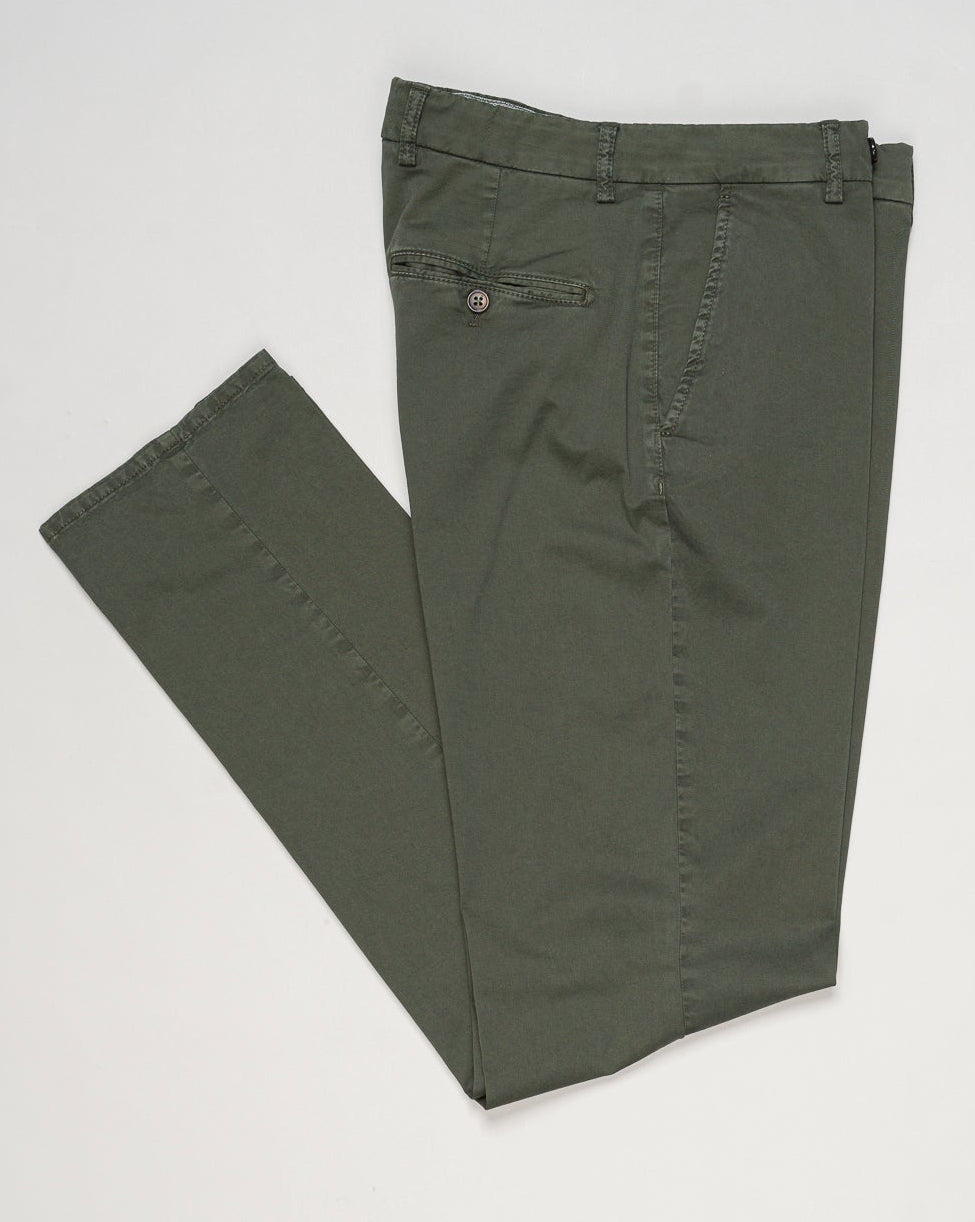 Composition: 98% Cotton 2% Elastan
Model: Sauma22-GD
Article: PU19SAUMA22-GDTS0001X
Color: Verdearmy3727, Green
Made in Martina Franca, Puglia, Italy Berwich Garment Dyed Cotton Chinos / Verde