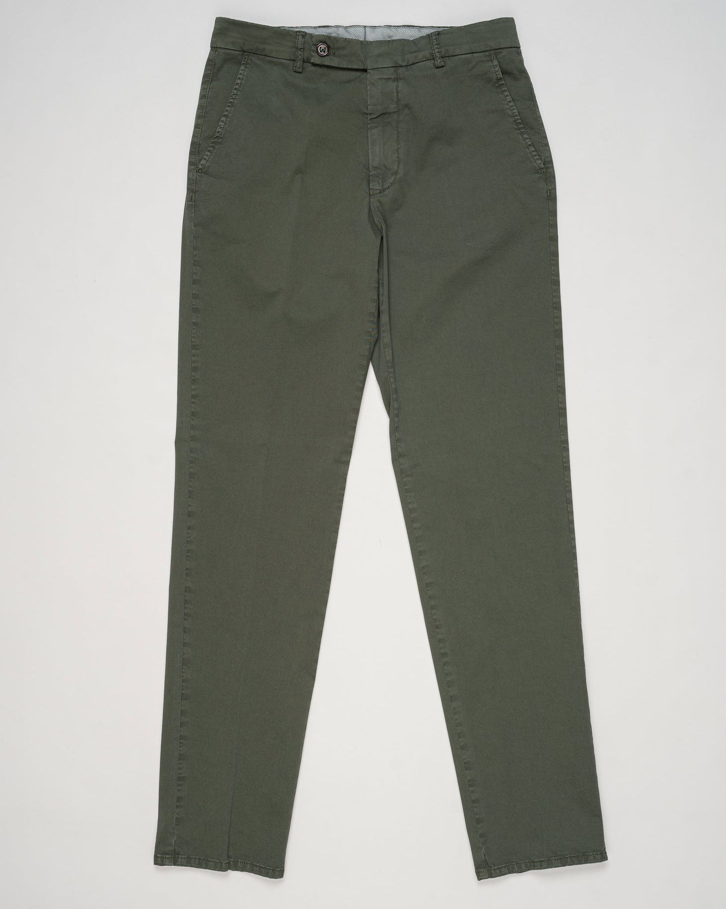 Composition: 98% Cotton 2% Elastan
Model: Sauma22-GD
Article: PU19SAUMA22-GDTS0001X
Color: Verdearmy3727, Green
Made in Martina Franca, Puglia, Italy Berwich Garment Dyed Cotton Chinos / Verde