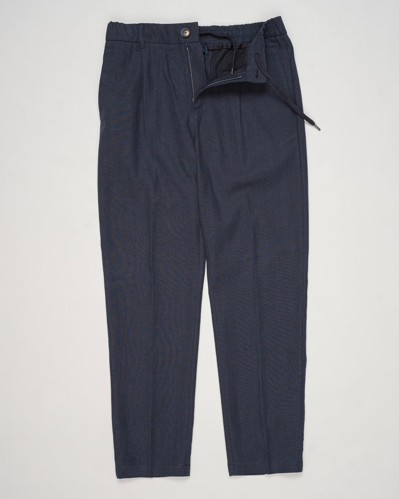 Main fabric: 70% Linen 30% Cotton
Lining: 100% Cotton
Elastic with drawstring waist
Zip and button fastening
Slanted pockets
Welted back pockets
Matching jacket available. Jacket and trousers sold separately.
Article: PT000185U 17147
Color: 9200 / Navy Herno Linen & Cotton Trousers / Navy