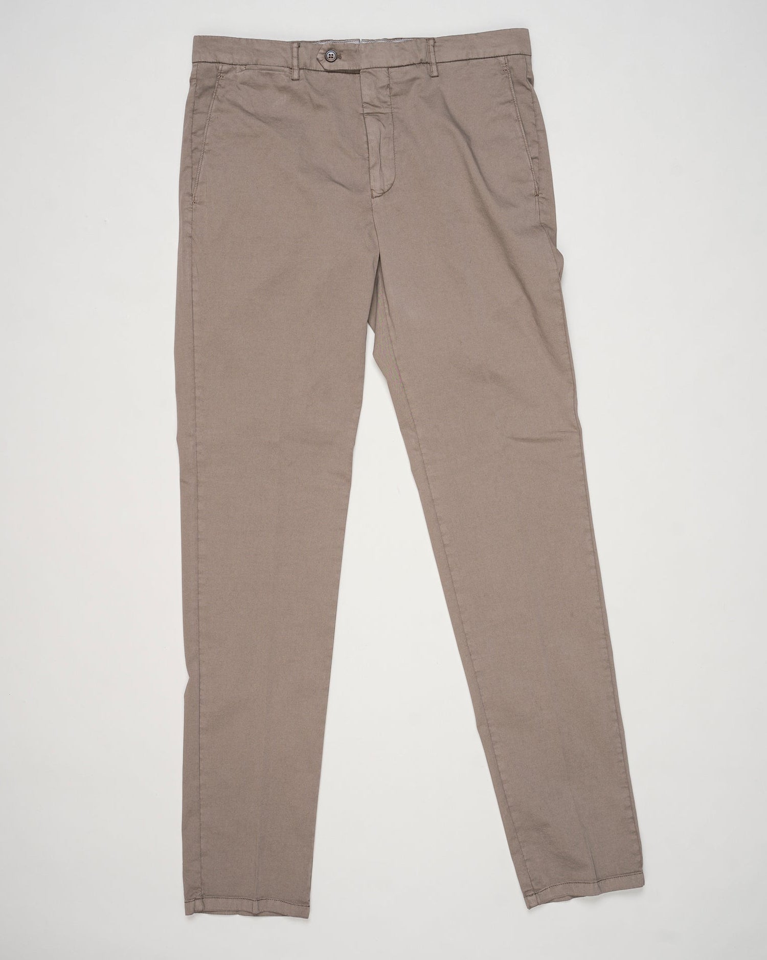 Mod. Vulcano23-GD
Garment dyed
Art. dv0955x
Col. Mandorlo 4627
85% cotton, 11% silk, 4% elastane
Made in Martina Franca, Italy Berwich Garment Dyed Cotton & Silk Chinos / Mandorlo