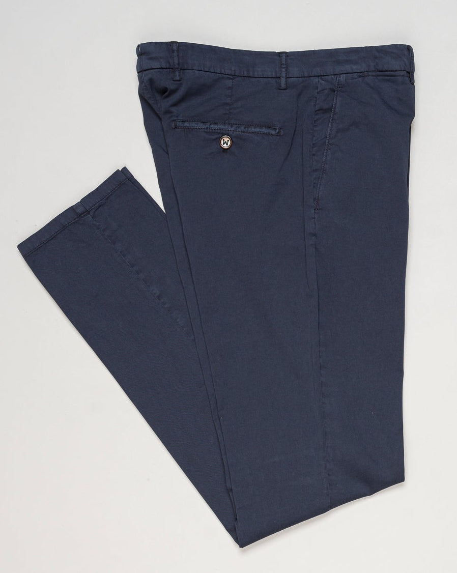 Mod. Vulcano23-GD
Garment dyed
Art. dv0955x
Col. Navy 665
85% cotton, 11% silk, 4% elastane
Made in Martina Franca, Italy Berwich Garment Dyed Cotton & Silk Chinos / Navy