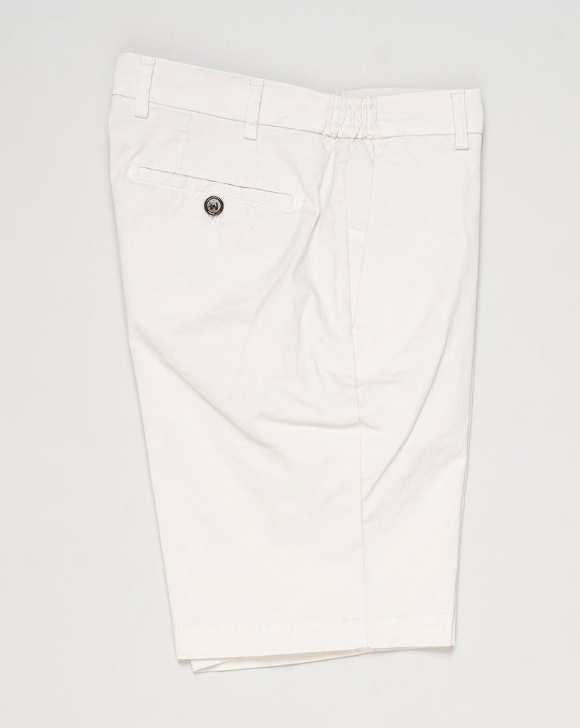 Model: ber_muda elax-GD
Article: ts0001x
Composition: 98% Cotton, 2% Elastane
Color: 802 Latte
Made in Martina Franca, Italy Berwich Garment Dyed Cotton Shorts / Latte