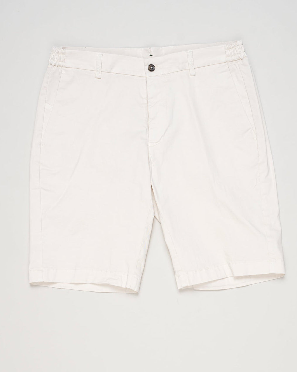 Model: ber_muda elax-GD
Article: ts0001x
Composition: 98% Cotton, 2% Elastane
Color: 802 Latte
Made in Martina Franca, Italy Berwich Garment Dyed Cotton Shorts / Latte