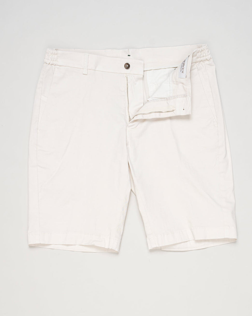 Model: ber_muda elax-GD
Article: ts0001x
Composition: 98% Cotton, 2% Elastane
Color: 802 Latte
Made in Martina Franca, Italy Berwich Garment Dyed Cotton Shorts / Latte
