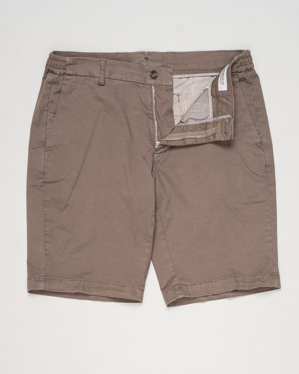 Model: ber_muda elax-GD
Article: ts0001x
Composition: 98% Cotton, 2% Elastane
Color: 4627 Mandorlo
Made in Martina Franca, Italy Berwich Garment Dyed Cotton Shorts / Mandorlo