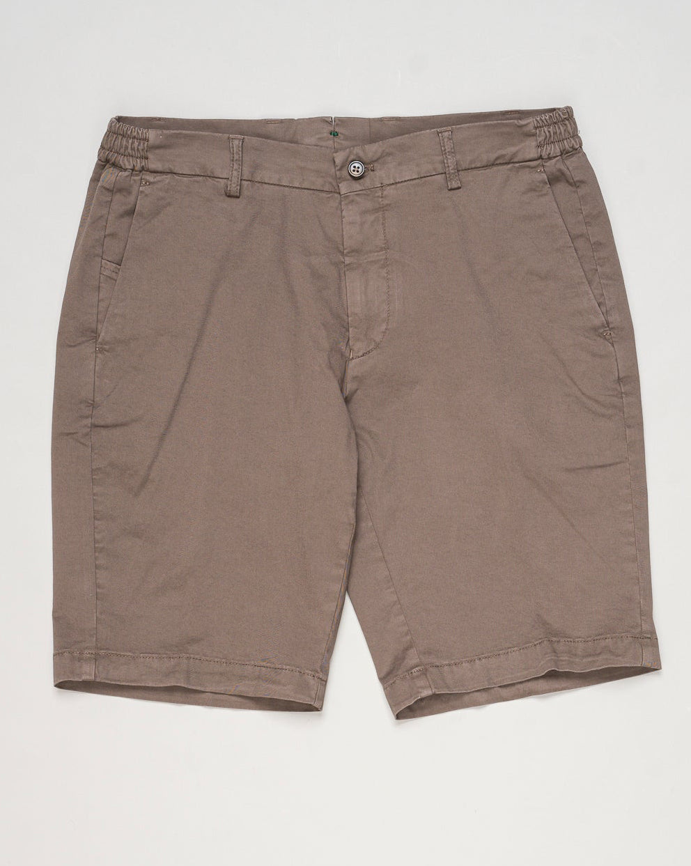 Model: ber_muda elax-GD
Article: ts0001x
Composition: 98% Cotton, 2% Elastane
Color: 4627 Mandorlo
Made in Martina Franca, Italy Berwich Garment Dyed Cotton Shorts / Mandorlo