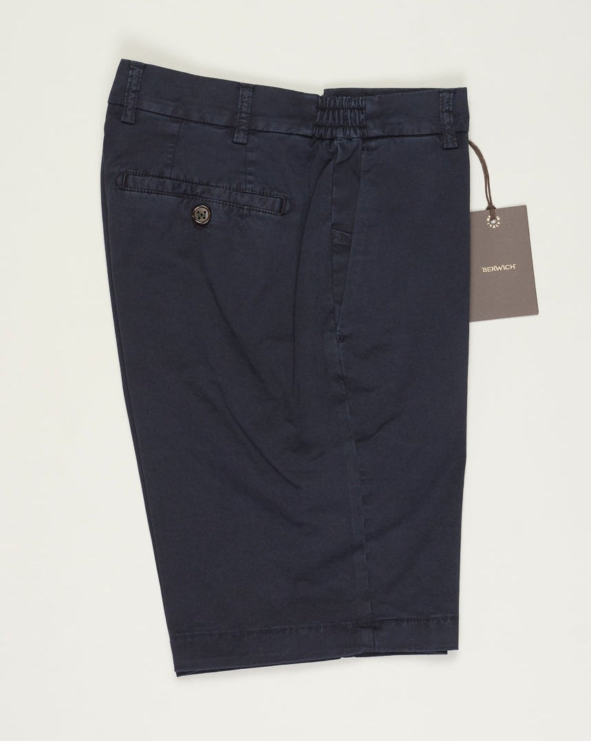 Model: ber_muda elax-GD
Article: ts0001x
Composition: 98% Cotton, 2% Elastane
Color: Navy / 665
Made in Martina Franca, Italy Berwich Garment Dyed Cotton Shorts / Navy