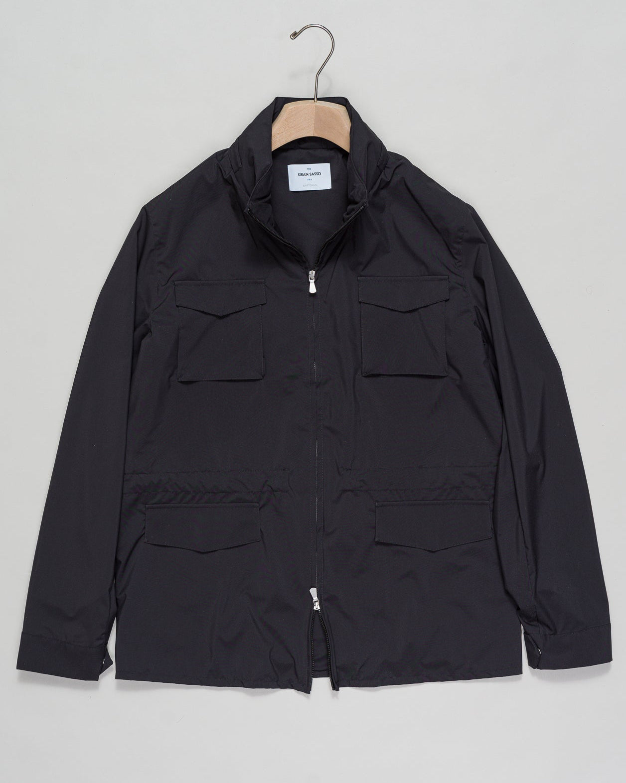 Rainproof, lightweight and practical, it is perfect for facing any weather condition in style.
Gran Sasso Field Jacket / Navy