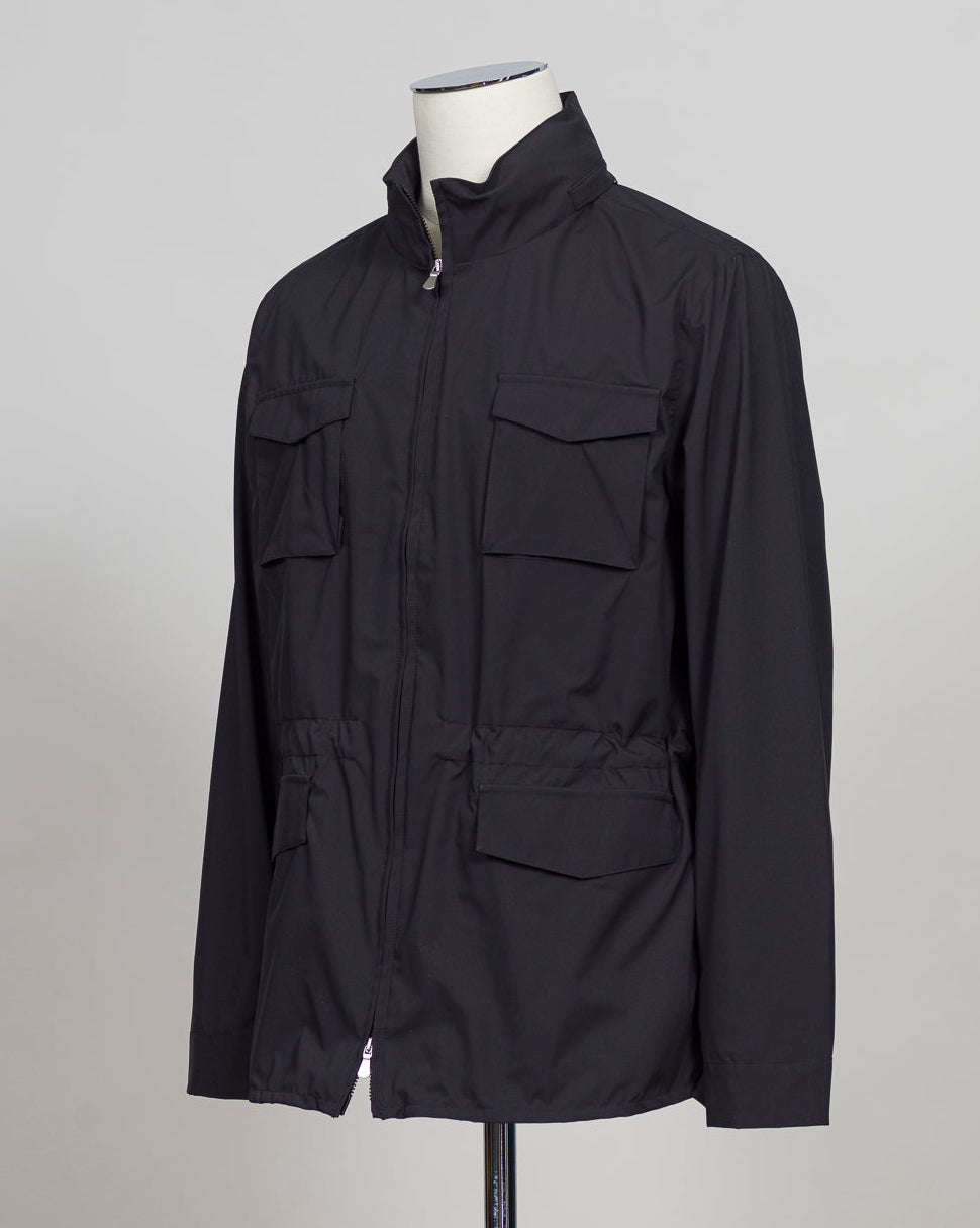 Rainproof, lightweight and practical, it is perfect for facing any weather condition in style.
Gran Sasso Field Jacket / Navy