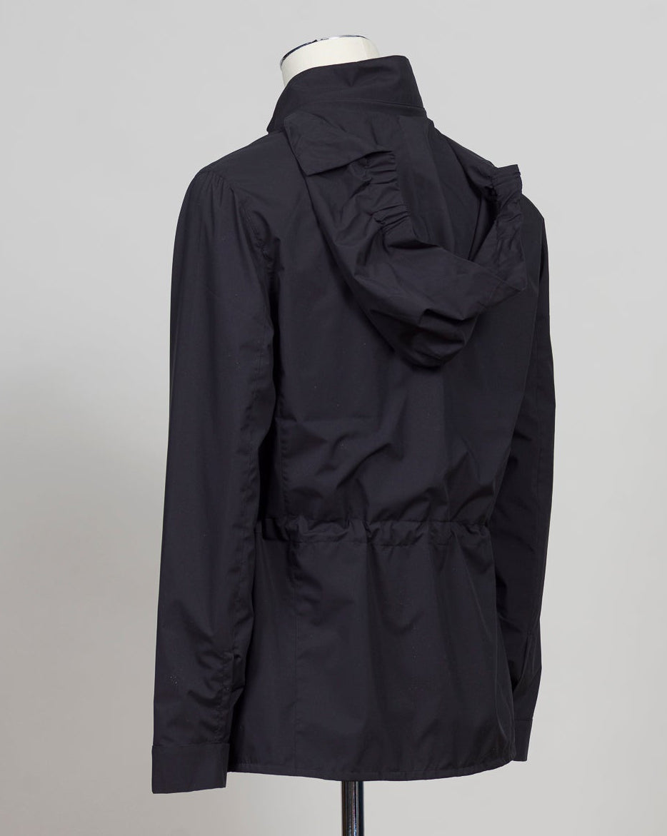Rainproof, lightweight and practical, it is perfect for facing any weather condition in style.
Gran Sasso Field Jacket / Navy