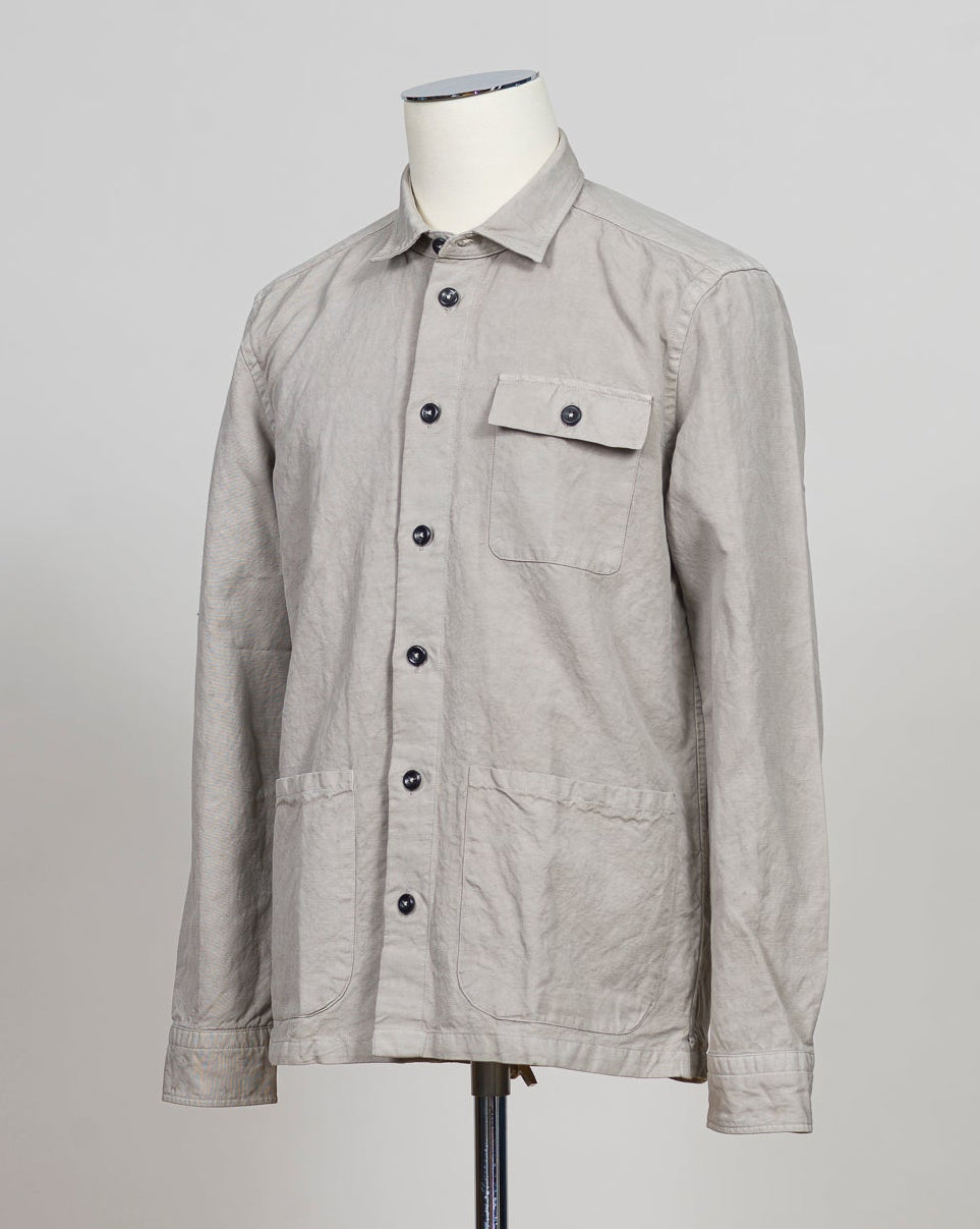 3 patch pockets in front
Straight hem
Fit. Regular
Back length 74cm in size M
60% linen, 40% cotton
Garment dyed fabric
Art. TC 163
Mod. B138/TC
Color: S06 Greige
Made in Egypt Ghirardelli Overshirt / Greige