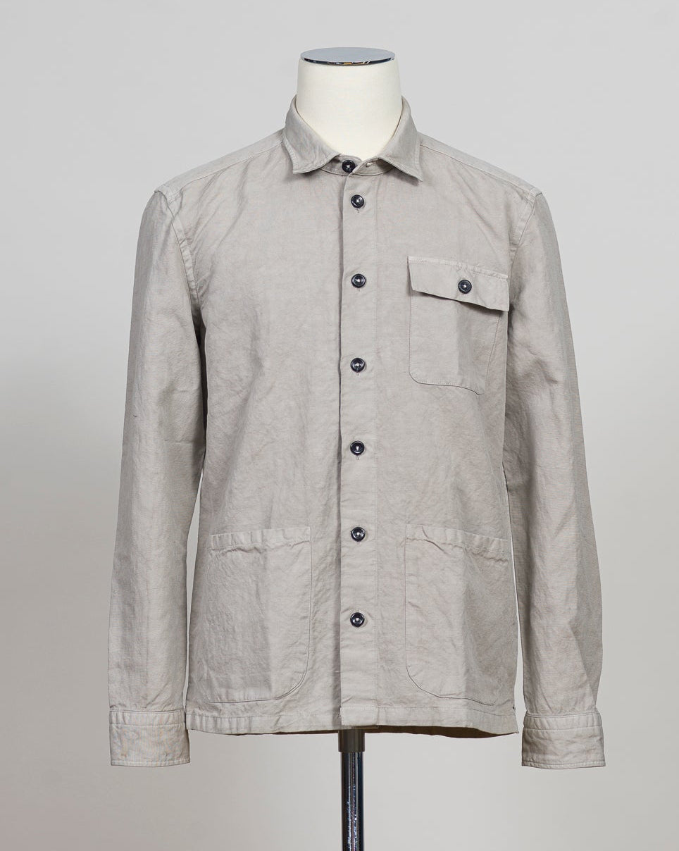 3 patch pockets in front
Straight hem
Fit. Regular
Back length 74cm in size M
60% linen, 40% cotton
Garment dyed fabric
Art. TC 163
Mod. B138/TC
Color: S06 Greige
Made in Egypt Ghirardelli Overshirt / Greige