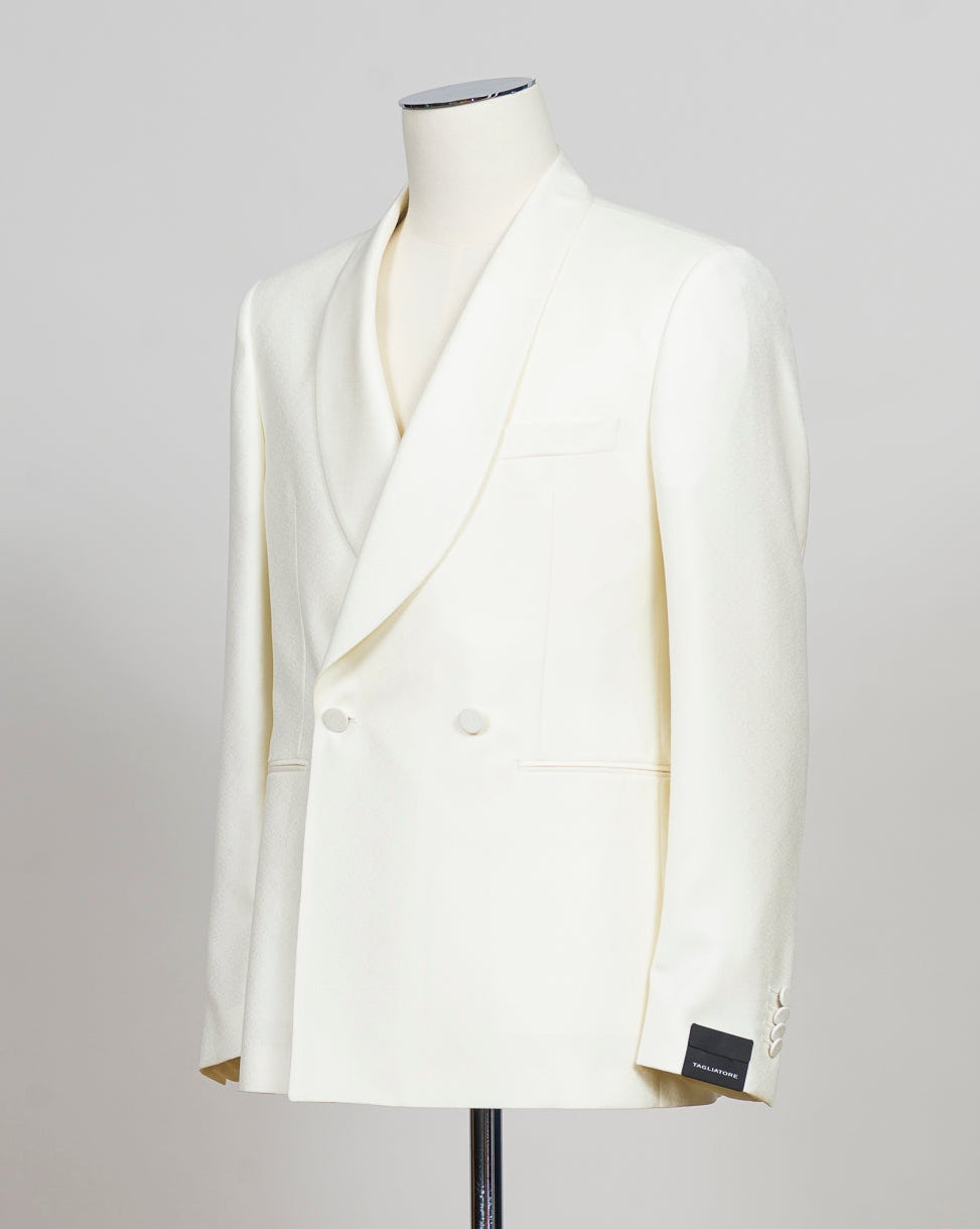 Double breasted
Shawl lapels
Welted chest pocket
Jetted side pockets
Unconstructed shoulder
Fully lined
Fabric covered buttons
4 sleeve buttons
Model: G-MERRILL
Art. 060092
Col X3108
60% wool 40% lyocell
Made in Italy Tagliatore Double Breasted Shawl Jacket / Off White