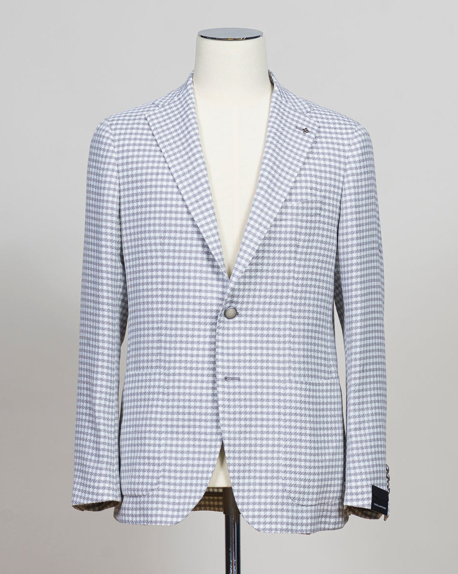 Single breasted
Notch lapels
Welted chest pocket
Patch side pockets
Unconstructed shoulder
Unlined
4 sleeve buttons
Model: 1SHO22KK--
Art. 610082 Q
Col P1180
74% cotton, 25% virgin wool, 1% elastane
Made in Italy Tagliatore Houndstooth Jacket / Off White & Grey