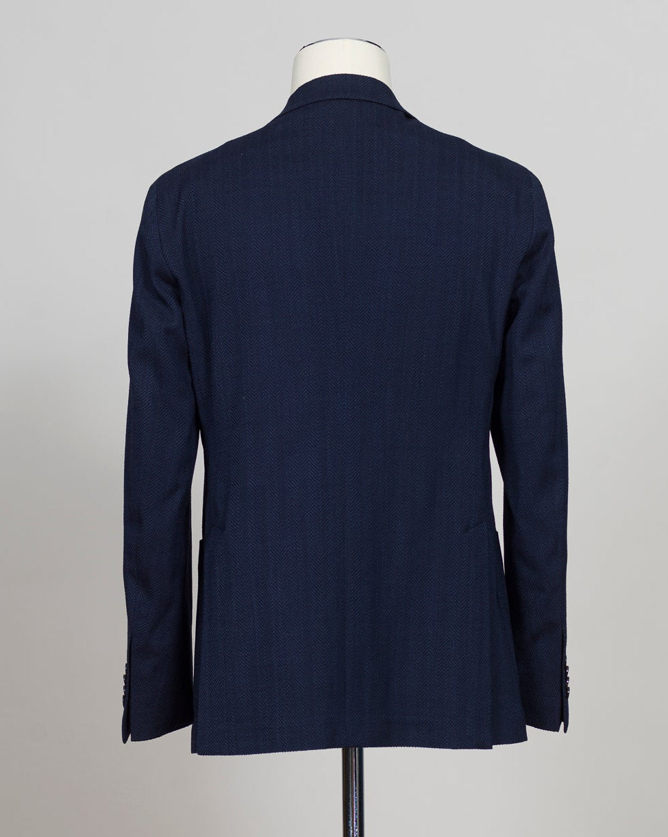 Single breasted
2 buttons
Notch lapels
Welted chest pocket
Patch side pockets
Unconstructed shoulder
Unlined
4 sleeve buttons
Model: 1SHO22KK
Art. 210025S
Col B3202
46% virgin wool, 26% viscose, 26% cotton, 2% elastane
Made in Italy Tagliatore Herringbone Jacket / Navy