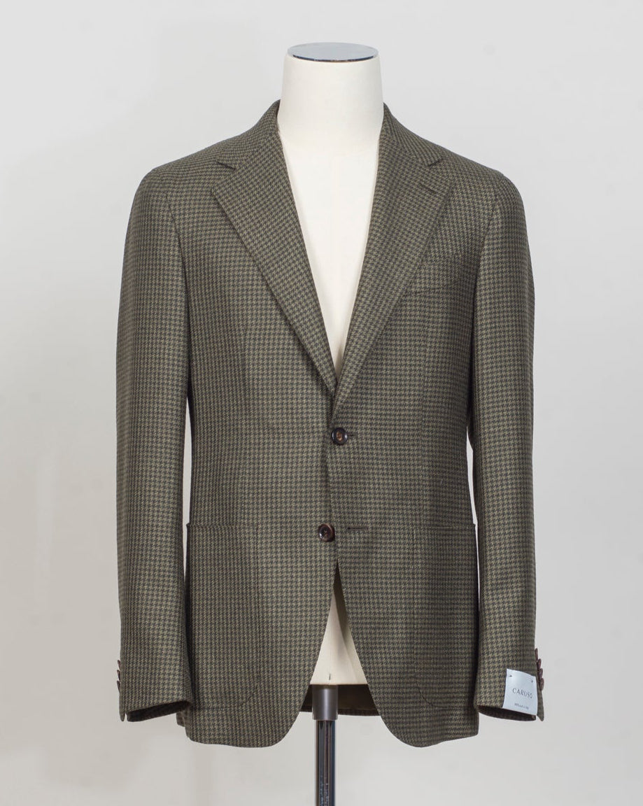 Caruso blazer impeccably tailored in Soragna, Parma, Italy.
Stunning lightness and ease of movement without losing the classic tailored elegance. These are some of the ingredients that make Italian tailoring world famous and you can find it all in Caruso garments.
Beautiful handmade detailing and naturally with a full canvas structure inside.
Model: Aida
Article: 505222
Composition: 100% Wool
Color: 0740 / Dark Green
2 Patch Pockets
Side vents
Fully Lined