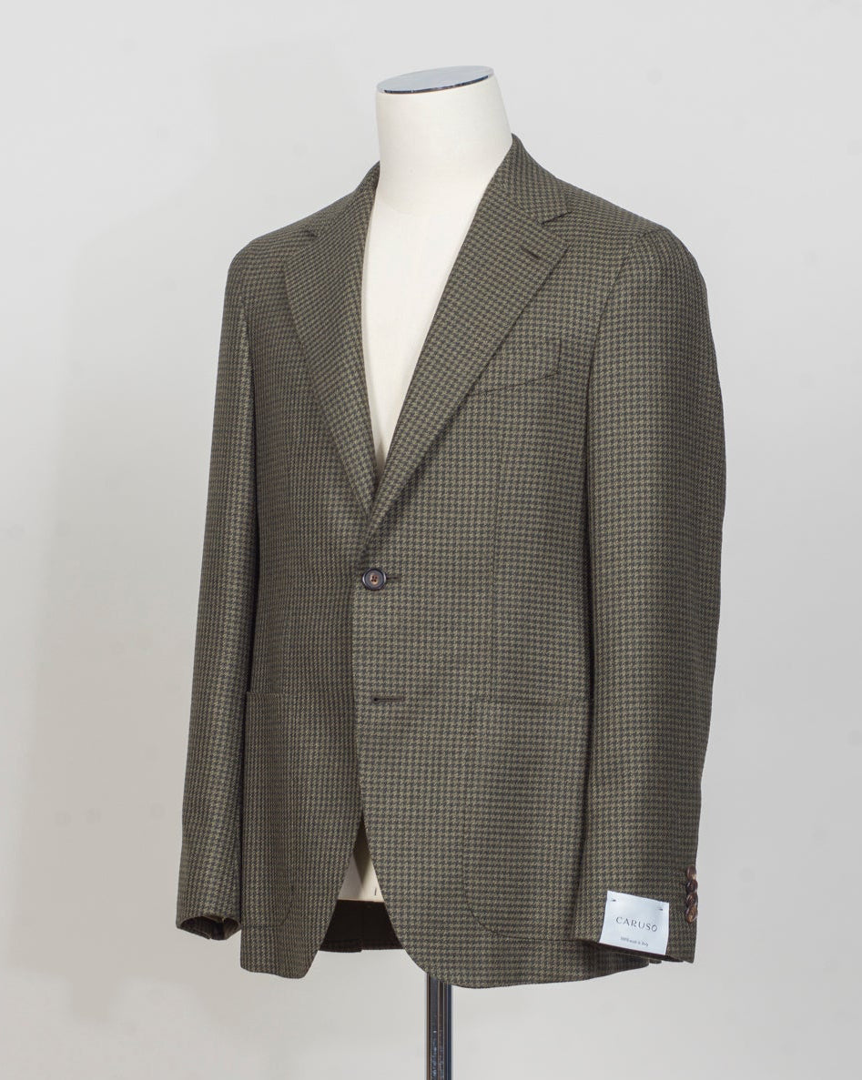 Caruso blazer impeccably tailored in Soragna, Parma, Italy.
Stunning lightness and ease of movement without losing the classic tailored elegance. These are some of the ingredients that make Italian tailoring world famous and you can find it all in Caruso garments.
Beautiful handmade detailing and naturally with a full canvas structure inside.
Model: Aida
Article: 505222
Composition: 100% Wool
Color: 0740 / Dark Green
2 Patch Pockets
Side vents
Fully Lined