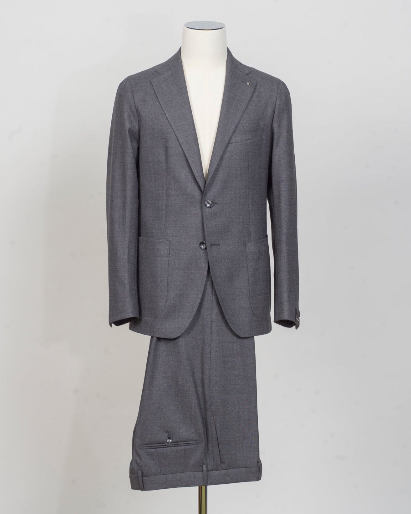 Unconstructed shoulder
Unlined
2 Buttons
Notch lapel
Patch pockets
Side vents
Flat front trousers
Belt loops
Slanted side pockets
2 back pockets
Composition: 95% Virgin Wool 5% Elastane Bistretch
Modello: Monte Carlo / 2SHO22K01
Color: Grey / S1379
Made in Martina Franca, Italy Tagliatore Wool Stretch Suit / Grey