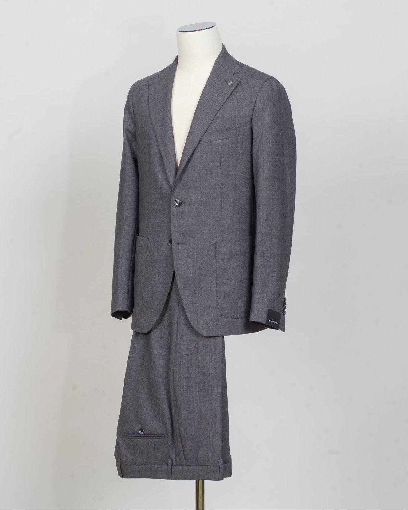 Unconstructed shoulder
Unlined
2 Buttons
Notch lapel
Patch pockets
Side vents
Flat front trousers
Belt loops
Slanted side pockets
2 back pockets
Composition: 95% Virgin Wool 5% Elastane Bistretch
Modello: Monte Carlo / 2SHO22K01
Color: Grey / S1379
Made in Martina Franca, Italy Tagliatore Wool Stretch Suit / Grey