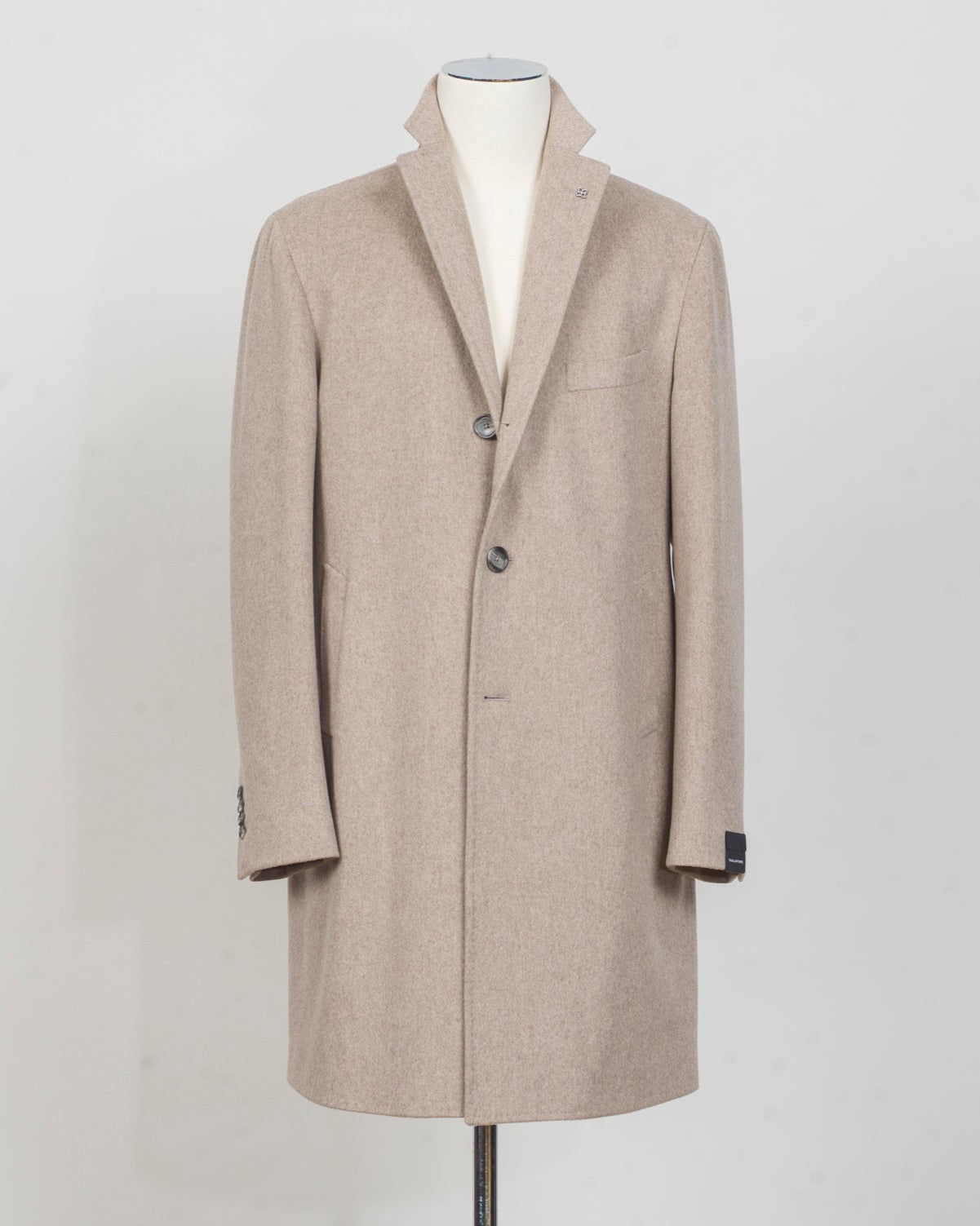 Model: Bruce / CFBM13X
Single breasted
100% Wool / Loro Piana Capolavoro
Art 010103
Col T1148 / Light taupe
Made in Martina Franca, Italy Tagliatore Single-Breasted Wool Overcoat / Light Taupe
