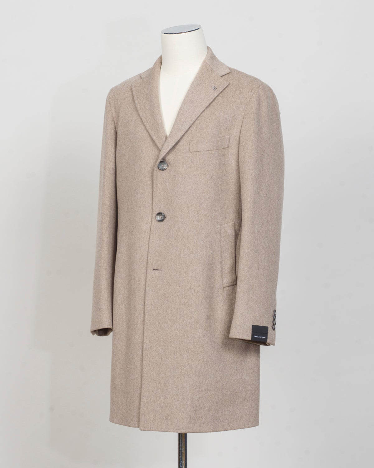 Model: Bruce / CFBM13X
Single breasted
100% Wool / Loro Piana Capolavoro
Art 010103
Col T1148 / Light taupe
Made in Martina Franca, Italy Tagliatore Single-Breasted Wool Overcoat / Light Taupe