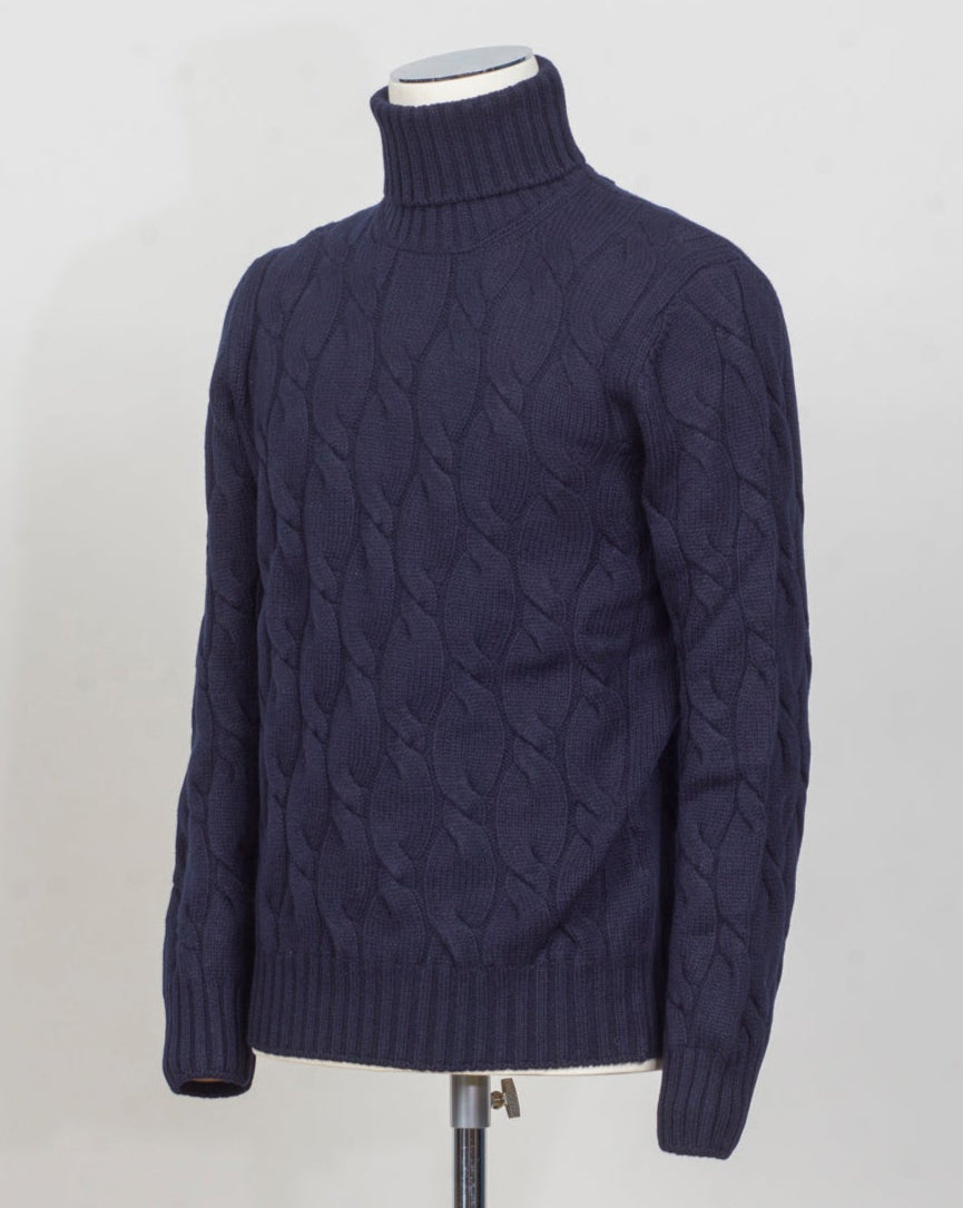 Gran Sasso Cable Roll neck
8 gauge
Art. 13115/19659
Col 598 Navy
Composition 80%wo 10%ws 10%vi
Made in Italy Gran Sasso Cable Knit Rollneck / Navy