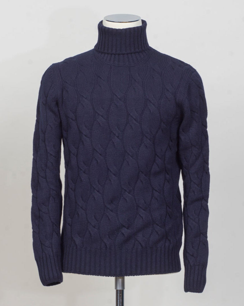 Gran Sasso Cable Roll neck
8 gauge
Art. 13115/19659
Col 598 Navy
Composition 80%wo 10%ws 10%vi
Made in Italy Gran Sasso Cable Knit Rollneck / Navy