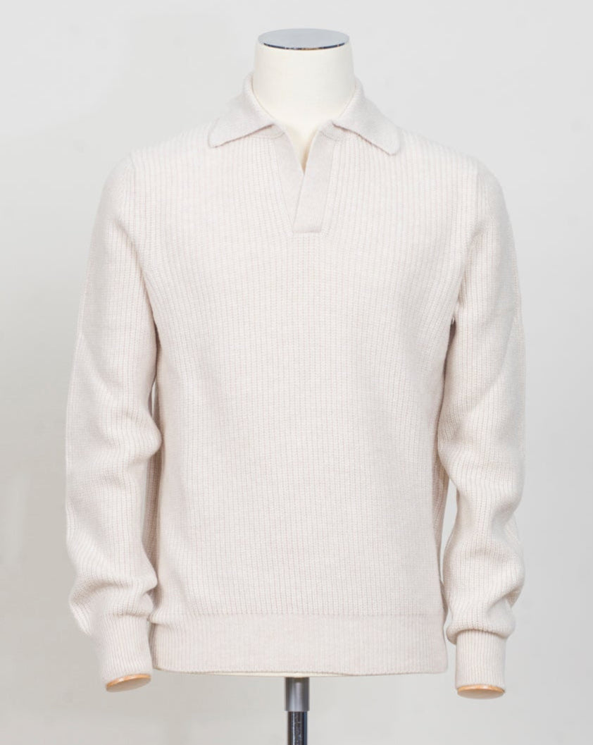 Gran Sasso Ribbed Polo Knit
Art. 23163/25067
Col 054 Bone white / Panna
Composition 100% wool
Made in Italy