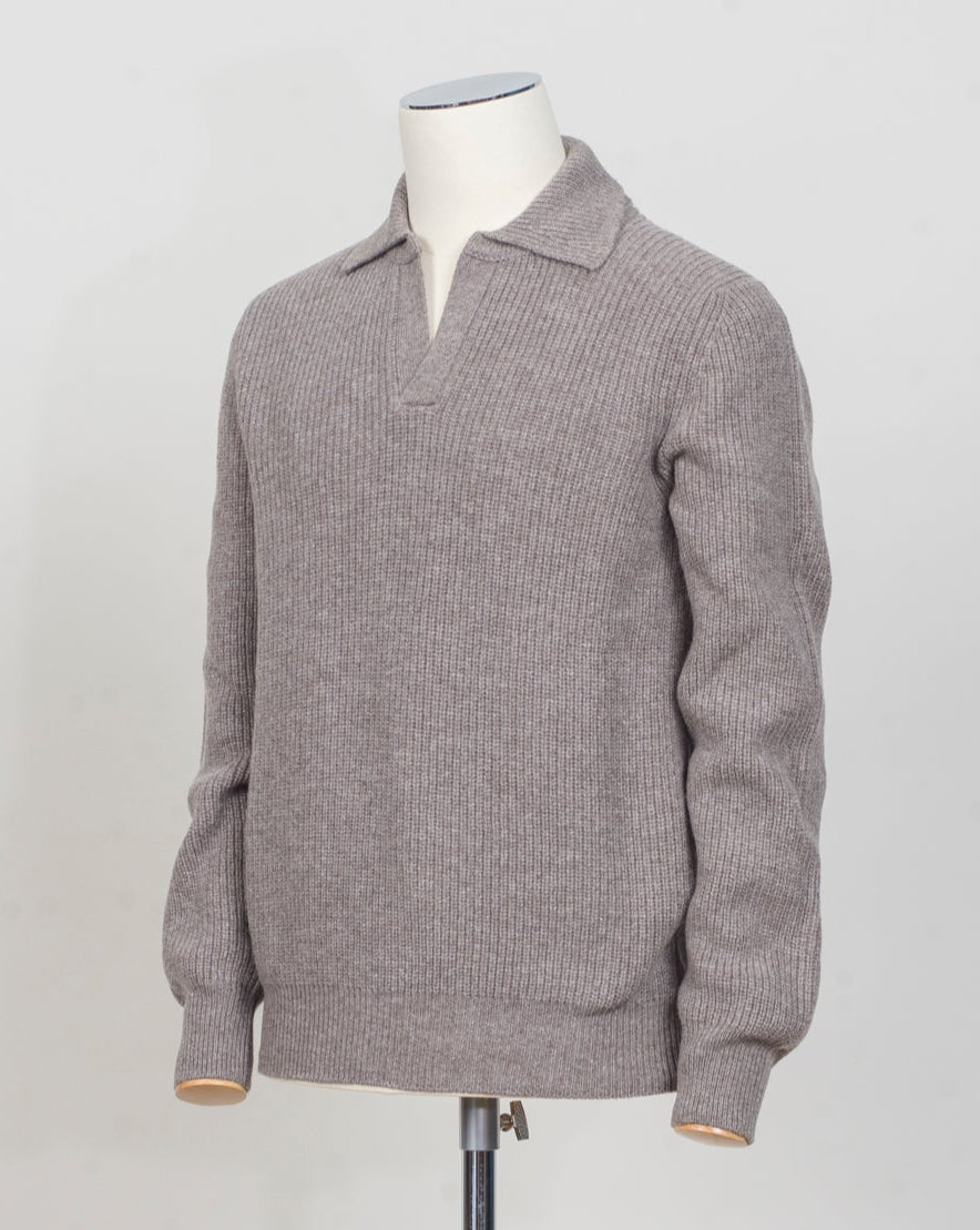 Gran Sasso Ribbed Polo Knit
Art. 23163/25067
Col 017 Light taupe
Composition 100% wool
Made in Italy