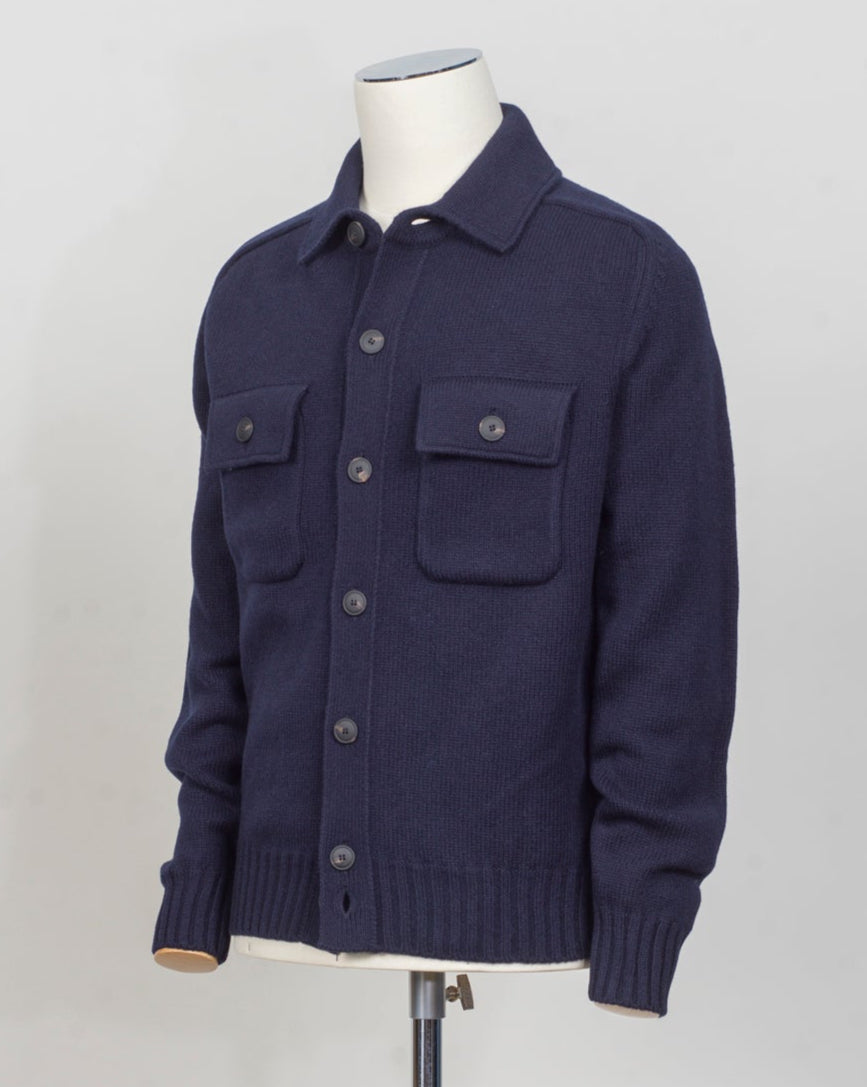 Gran Sasso Woolen Overshirt
Art. 13190/25079
Col 598 Navy
Composition 100% wool
10 gauge
Made in Italy