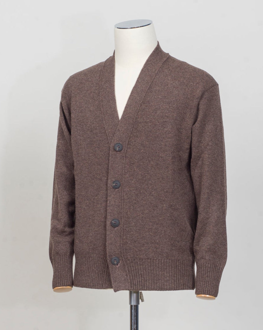 Gran Sasso Woolen Overshirt
Art. 2318825051
Col 194 Mid brown melangé
Composition 100% wool
10 gauge
Made in Italy Gran Sasso Wool Cardigan / Brown