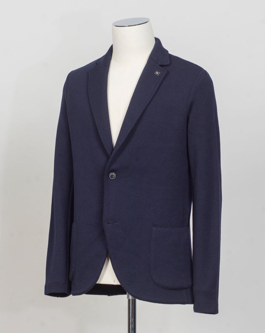 Gran Sasso Rain Wool Blazer
Water repellent treatment on the wool fibre
Article: 57156/246112
Col 598 Navy
Composition: 100% Virgin Wool
Made in Italy