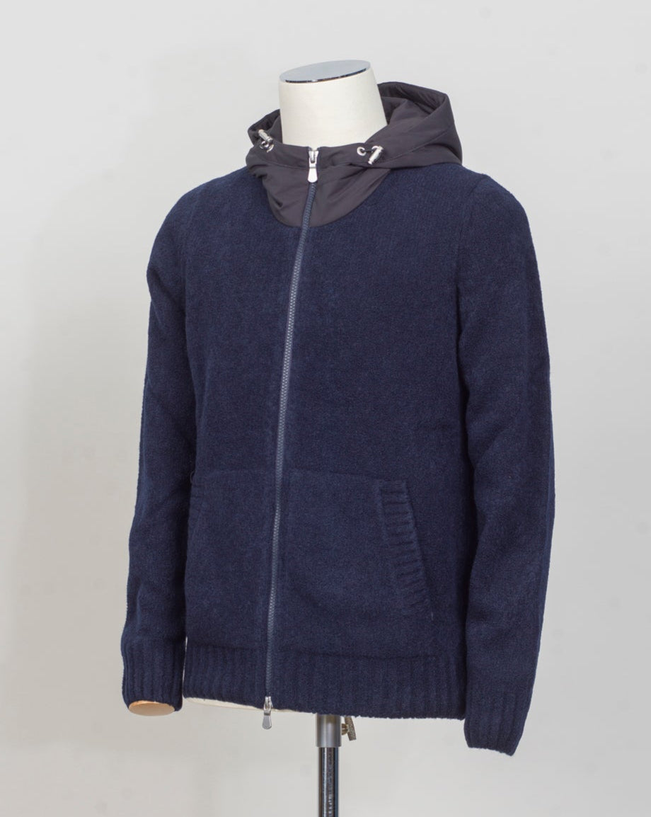 Article: 13184/24010
Color: 598 / Navy
Composition: 80%wo 20%pa
Made in Italy Gran Sasso Bouclé Wool Hooded Jacket / Navy