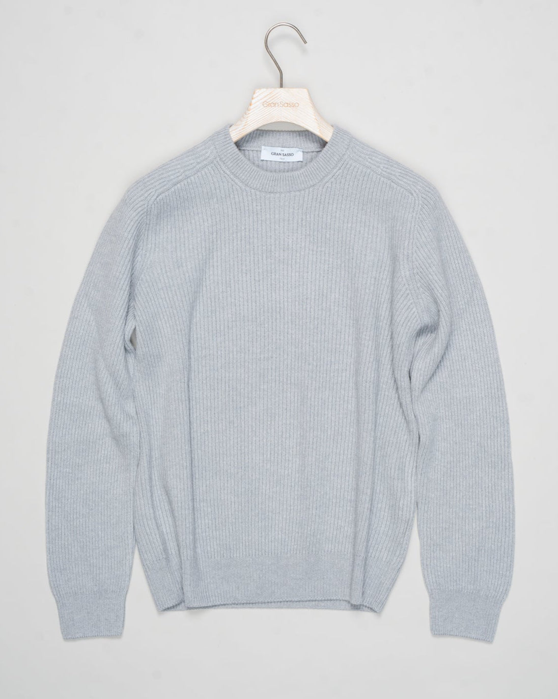 Art. 23129/19688
Col 061 / Light gray
Composition: 80% wo 10%ws 10%vi
Made in Italy Gran Sasso Ribbed Crewneck Knit / Light Grey