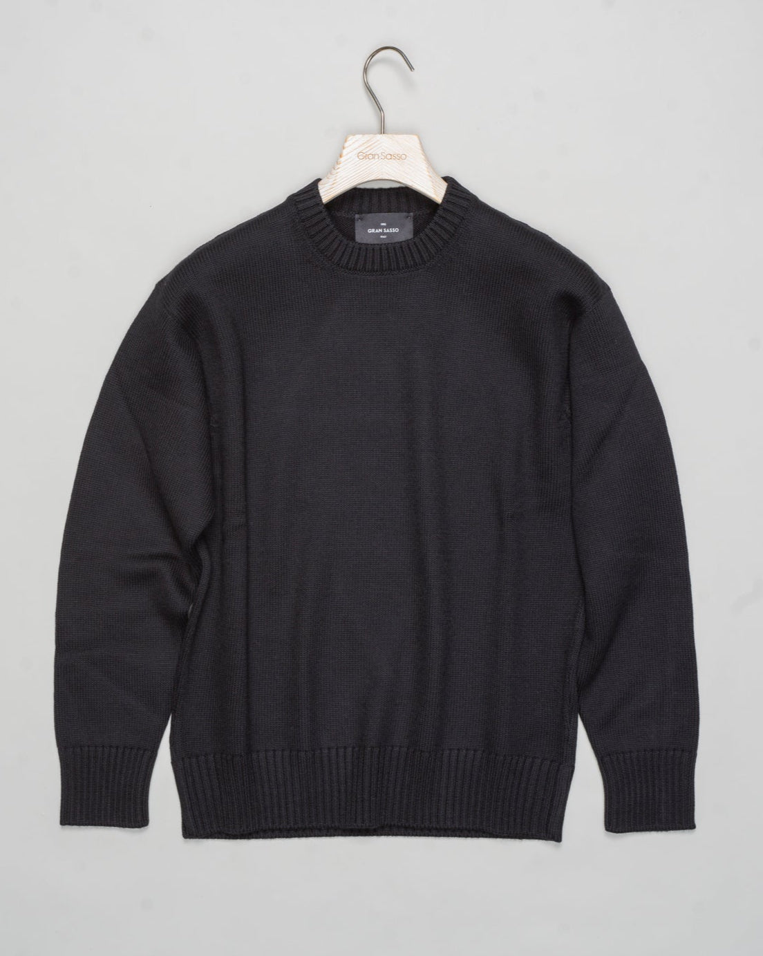 Article: 13128 / 14283
Color: 099 / Black
Composition: 100% Virgin Wool (Extrafine Merino)
Made in Italy Gran Sasso Heavy Wool Crewneck / Black