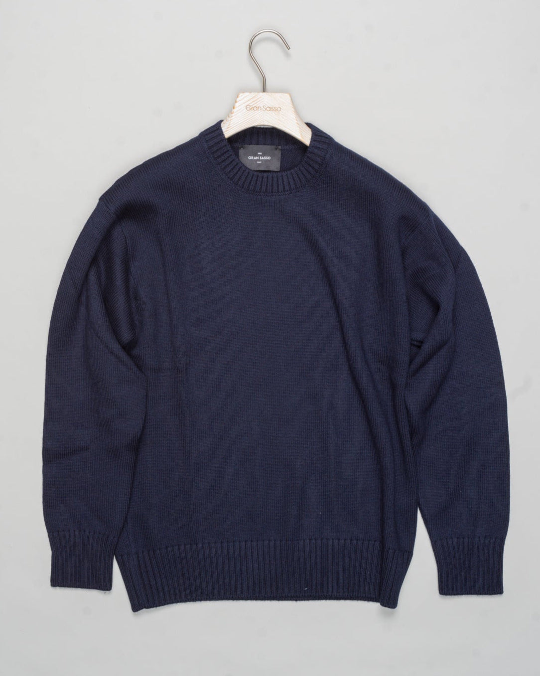Article: 13128 / 14283
Color: 598 / Navy
Composition: 100% Virgin Wool (Extrafine Merino)
Made in Italy Gran Sasso Heavy Wool Crewneck / Navy
