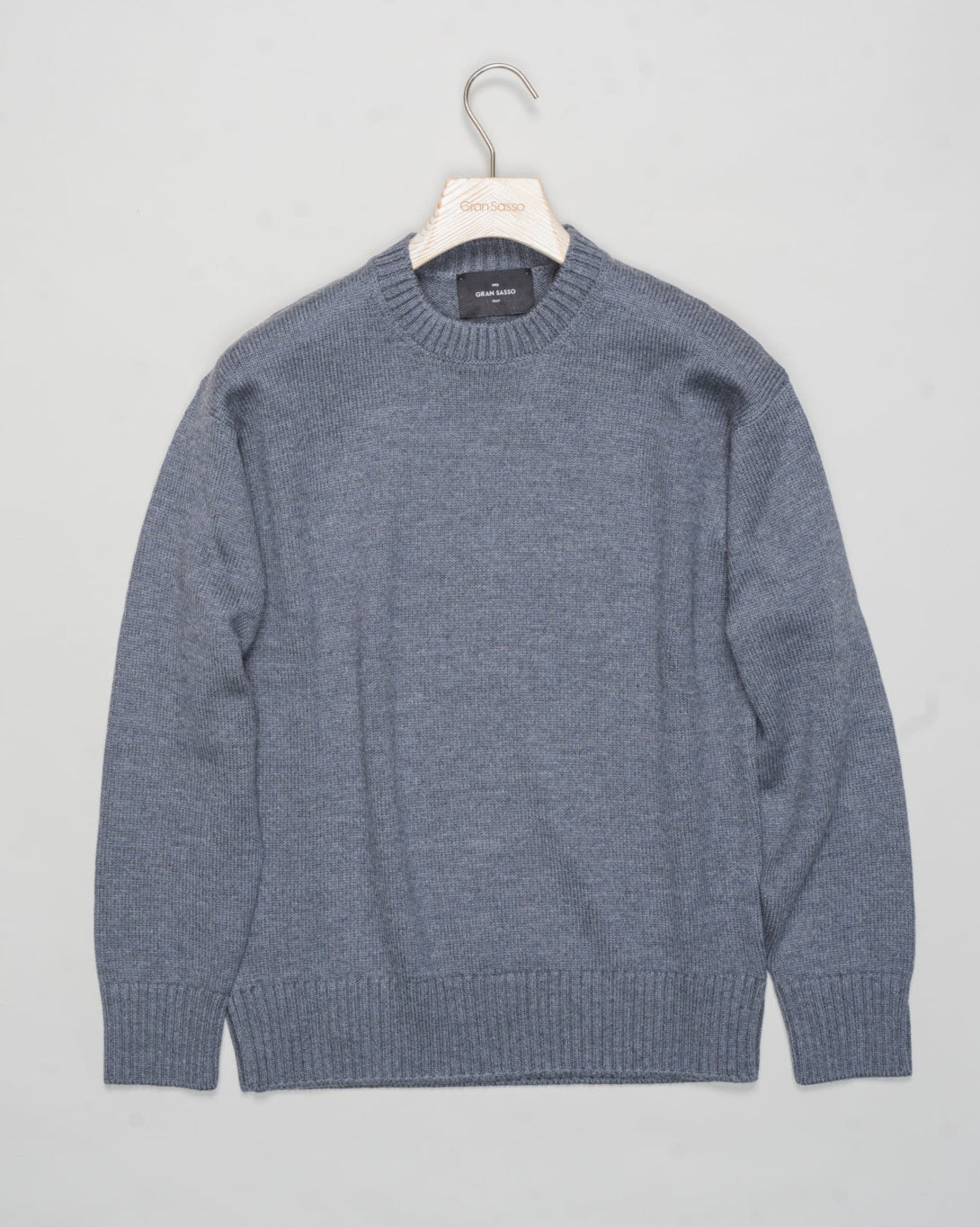 Article: 13128 / 14283
Color: 088 / Grey
Composition: 100% Virgin Wool (Extrafine Merino)
Made in Italy Gran Sasso Heavy Wool Crewneck / Grey