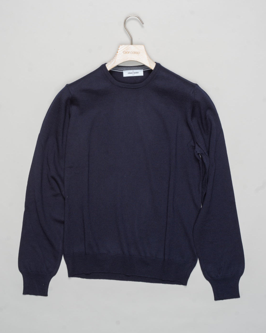 t. 55167 14290
Col 598 / Navy
Composition 100% merino wool
Made in Italy Gran Sasso Merino Crewneck / Navy