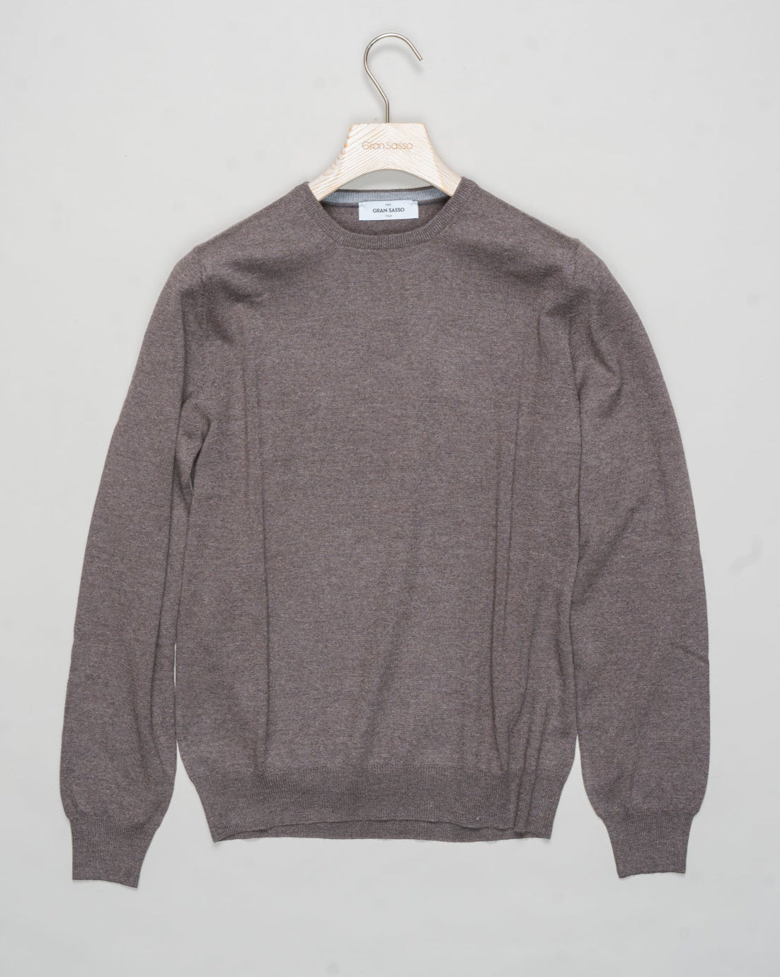 Art. 55167 14290
Col 140 / Light Brown
Composition 100% merino wool
Made in Italy Gran Sasso Merino Crewneck / Light Brown