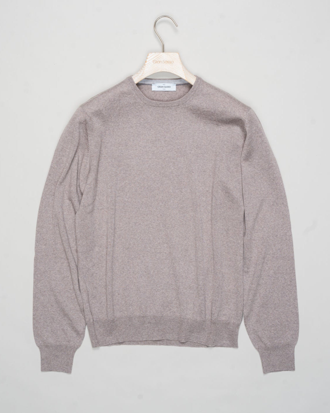 Art. 55167 14290
Col 046 / Taupe
Composition 100% merino wool
Made in Italy Gran Sasso Merino Crewneck / Taupe