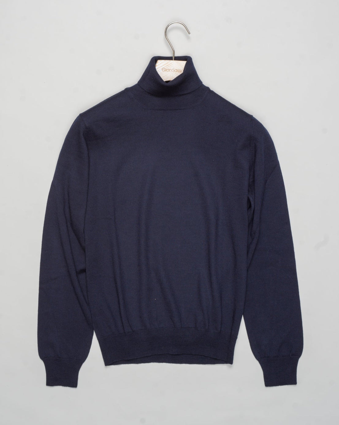 Art. 55157 14290
Col. 598 Navy
100% Merino wool
Made in Italy Gran Sasso Merino Rollneck / Navy