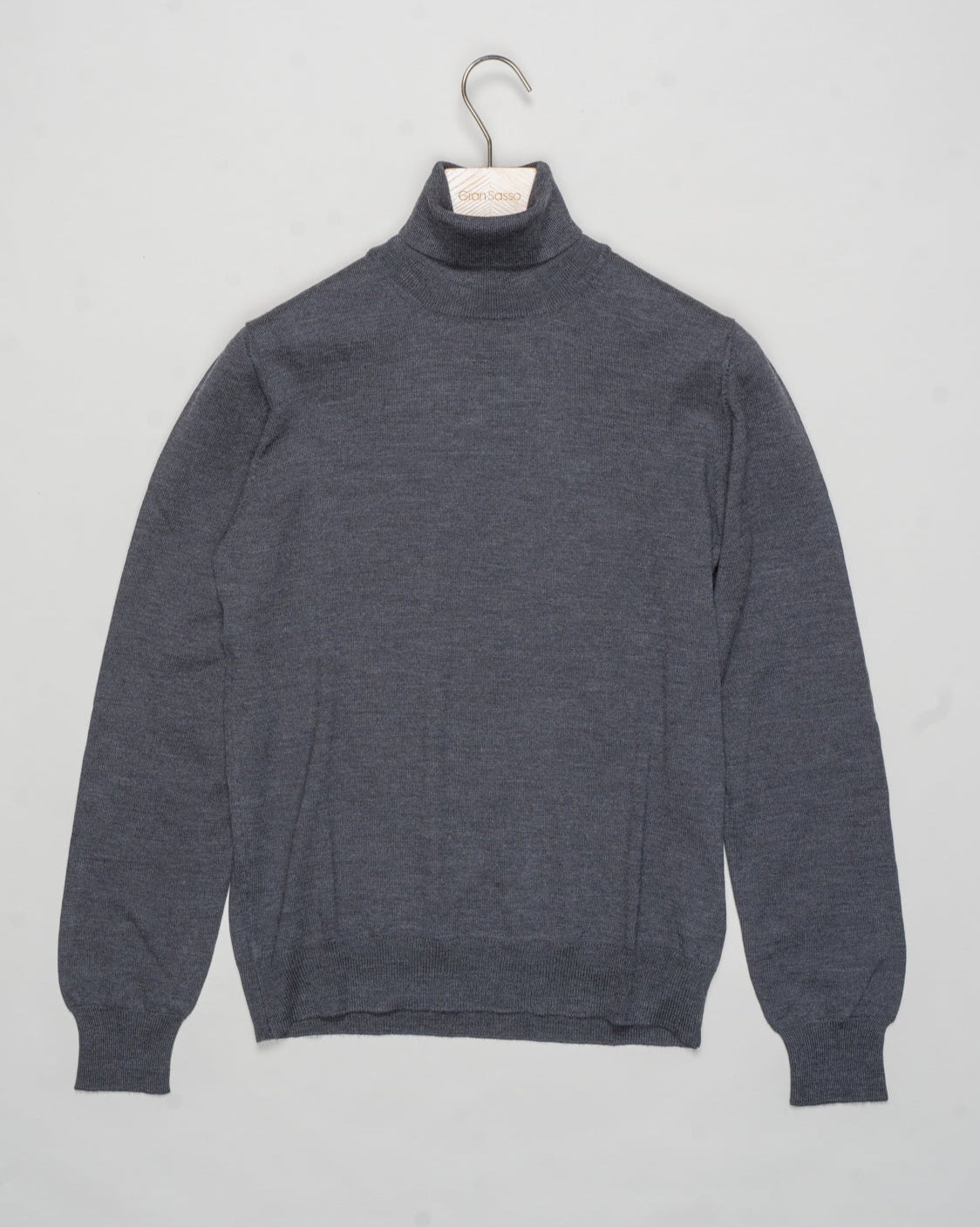 Art. 55157 14290
Col. 098 Anthracite
100% Merino wool
Made in Italy Gran Sasso Merino Rollneck / Anthracite