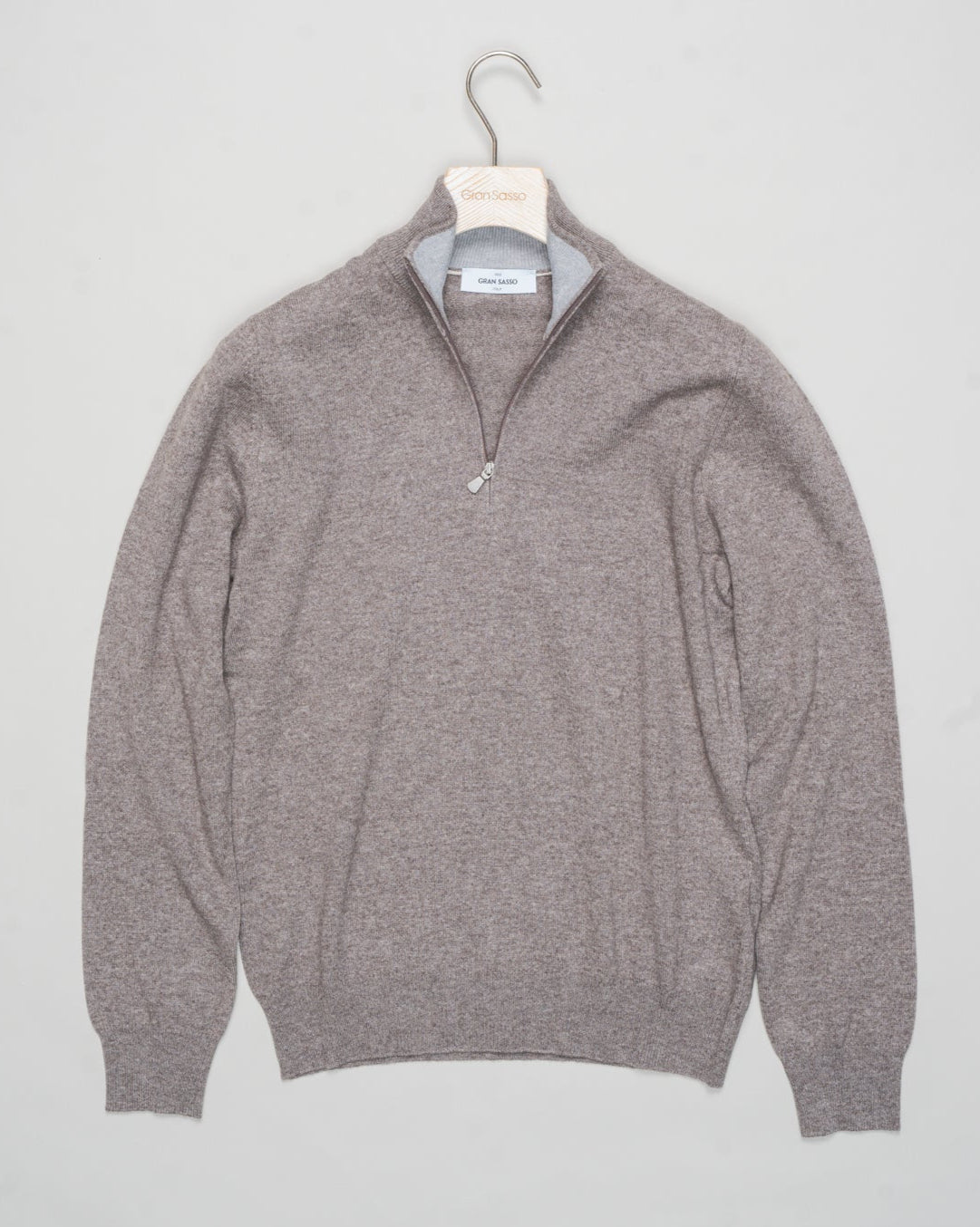 Art. 55126 19690
Col 039 / Light taupe
Composition 80% wo 10% ws 10%vi
12 gauge
Made in Italy
Gran Sasso Wool & Cashmere Half-Zip / Light Taupe