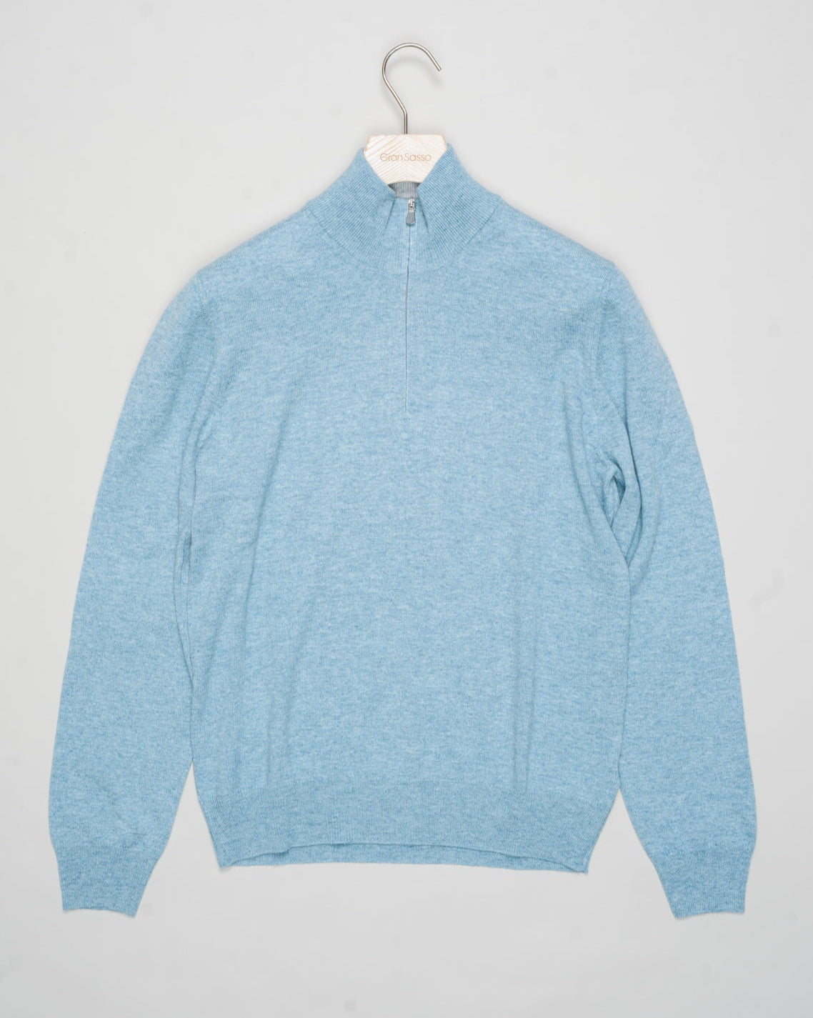 Art. 55126 19690
Col 523 / Ice blue
Composition 80% wo 10% ws 10%vi
12 gauge
Made in Italy Gran Sasso Wool & Cashmere Half-Zip / Ice Blue