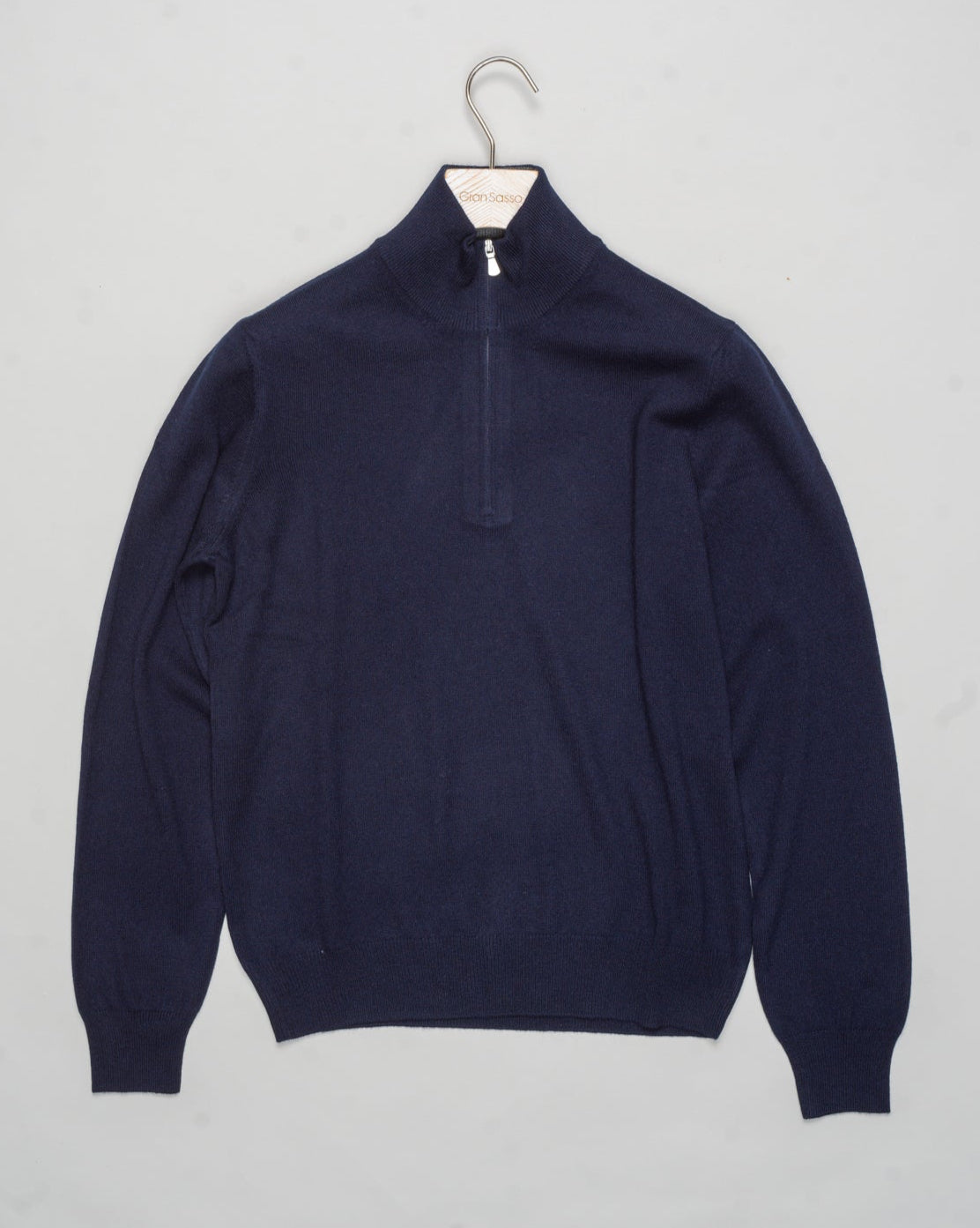 Art. 55126 19690
Col 598 / Navy
Composition 80% wo 10% ws 10%vi
12 gauge
Made in Italy Gran Sasso Wool & Cashmere Half-Zip / Navy