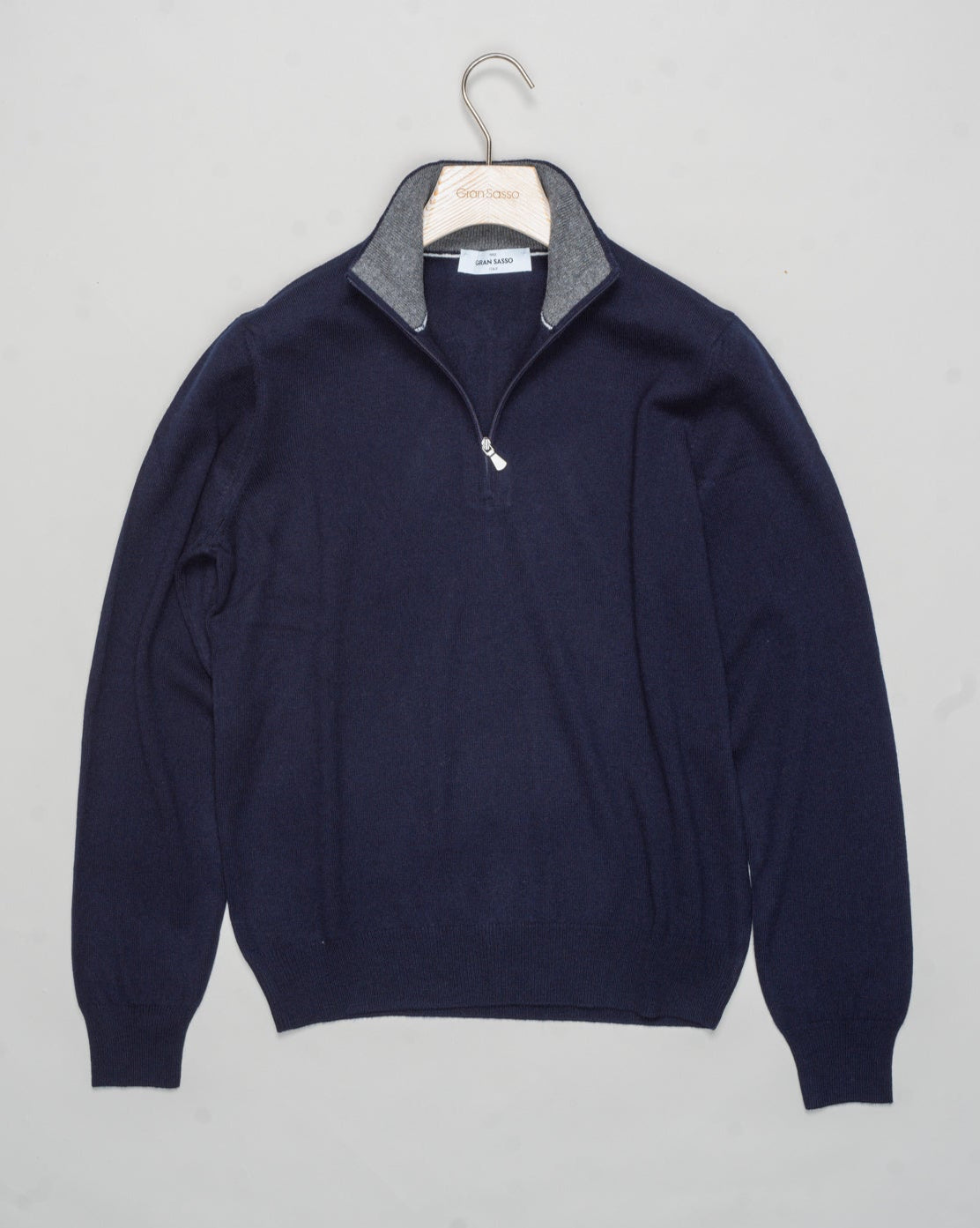 Art. 55126 19690
Col 598 / Navy
Composition 80% wo 10% ws 10%vi
12 gauge
Made in Italy Gran Sasso Wool & Cashmere Half-Zip / Navy