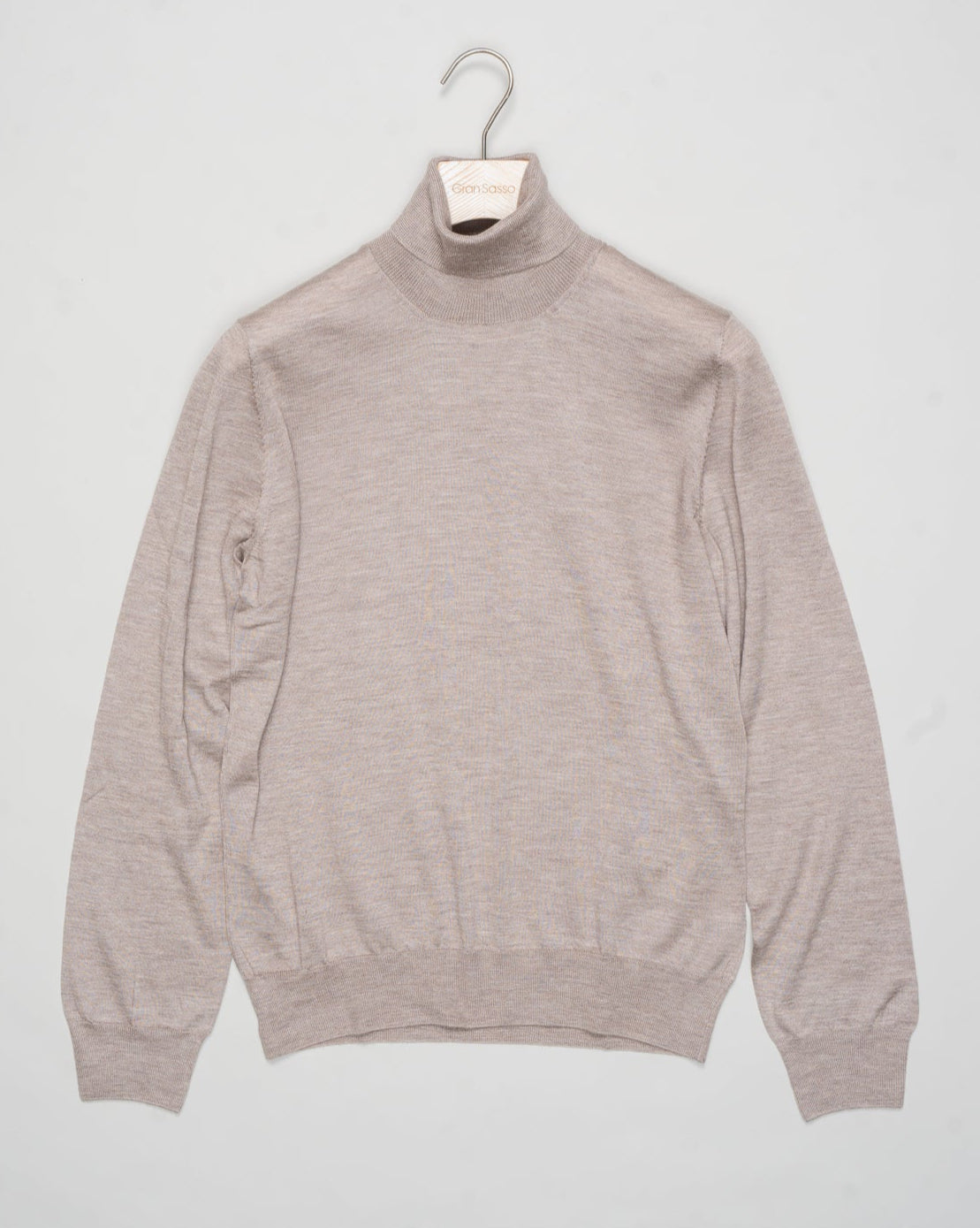 Art. 43163/15390
Col 020 / Light beige
Composition 70%ws, 30%se
Made in Italy Gran Sasso Cashmere & Silk Rollneck / Beige