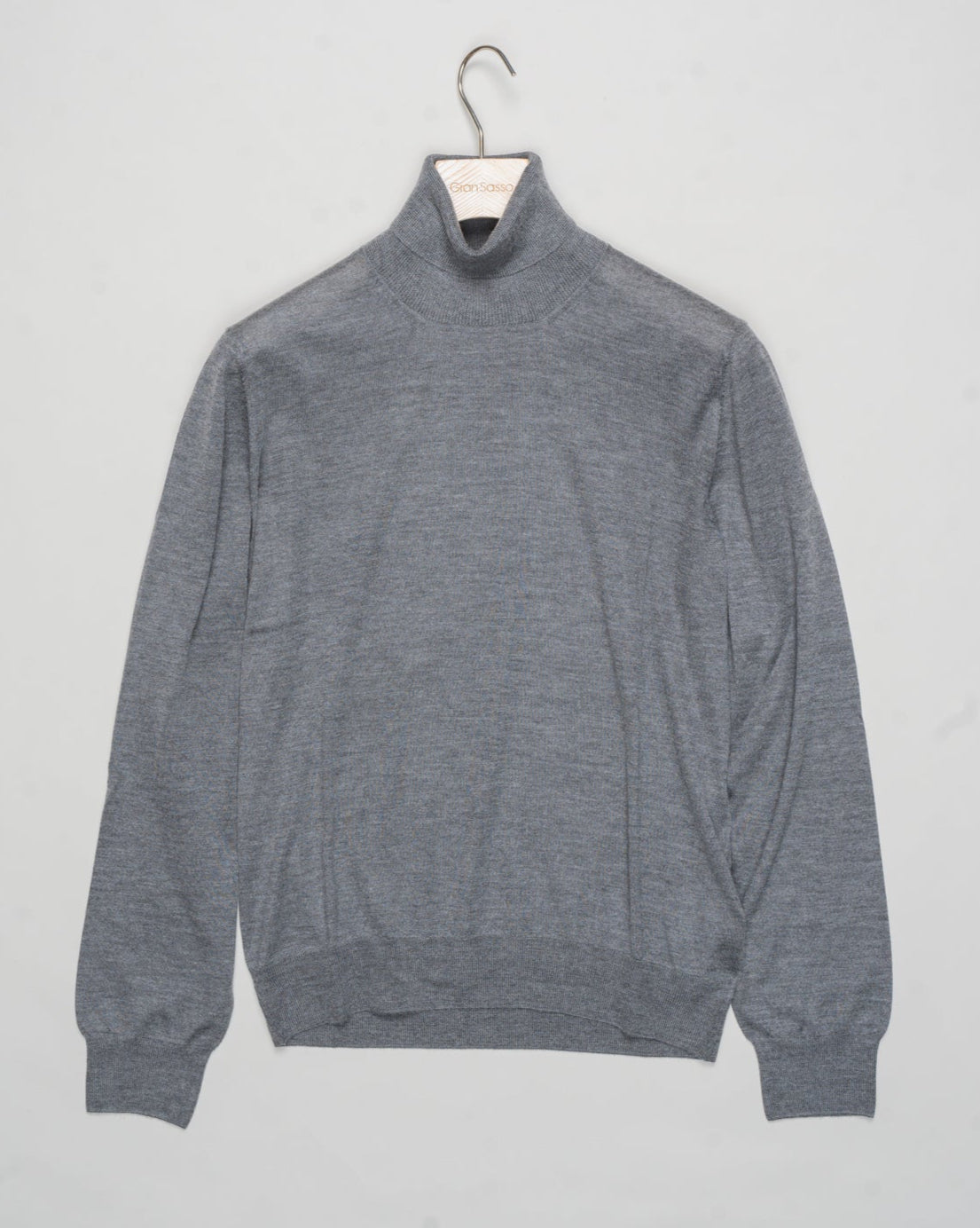 Art. 43163/15390
Col 080 / Light grey
Composition 70%ws, 30%se
Made in Italy Gran Sasso Cashmere & Silk Rollneck / Grey