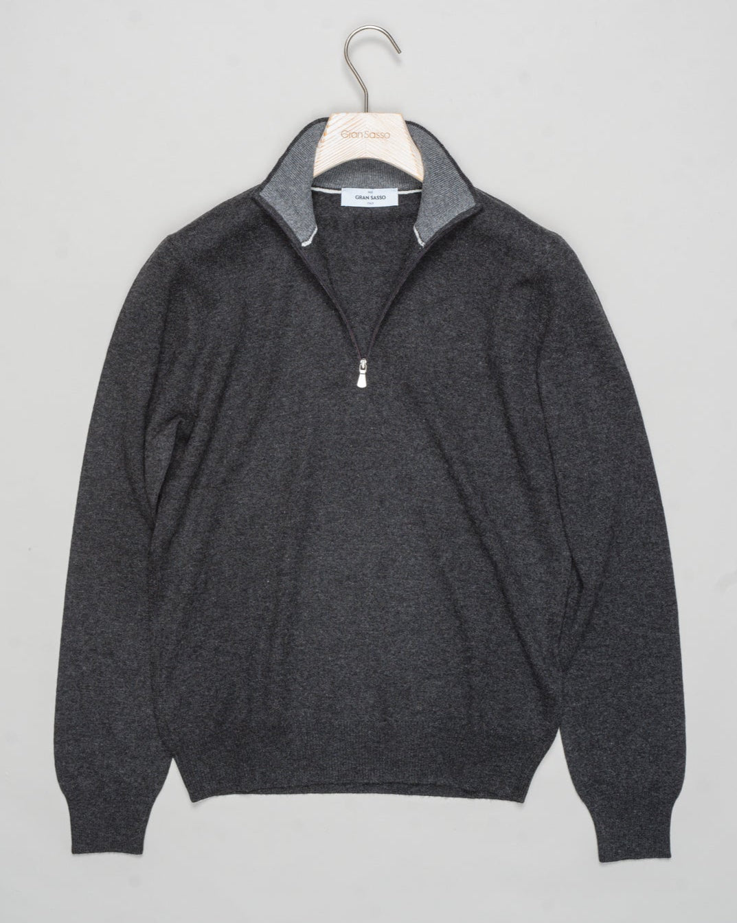 Art. 55126 19690
Col 098 / Antracite
Composition 80% wo 10% ws 10%vi
12 gauge
Made in Italy Gran Sasso Wool & Cashmere Half-Zip / Anthracite