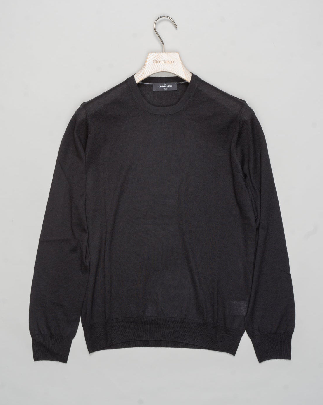 Art. 43167/15390
Col 099 / Black
Composition 70%ws, 30%se
Made in Italy Gran Sasso Cashmere & Silk Crewneck / Black